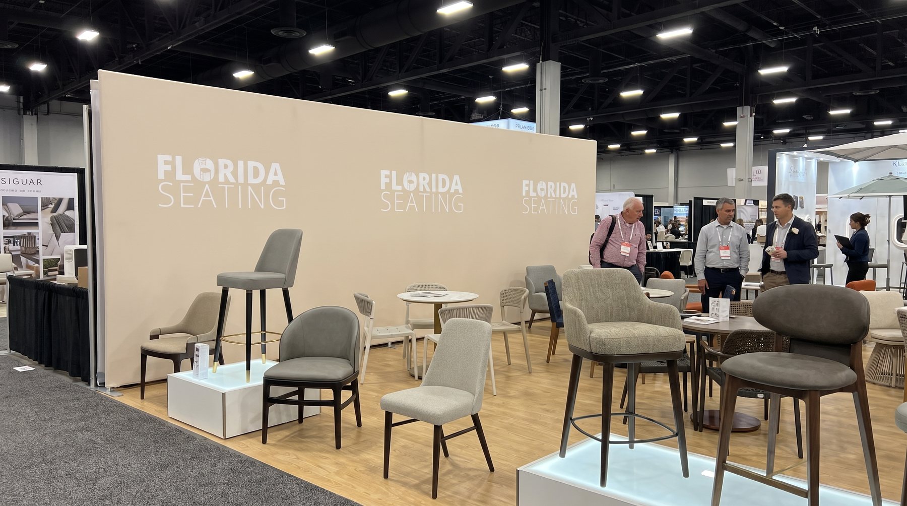 Second angle of the booth with a flat sand-coloured wall